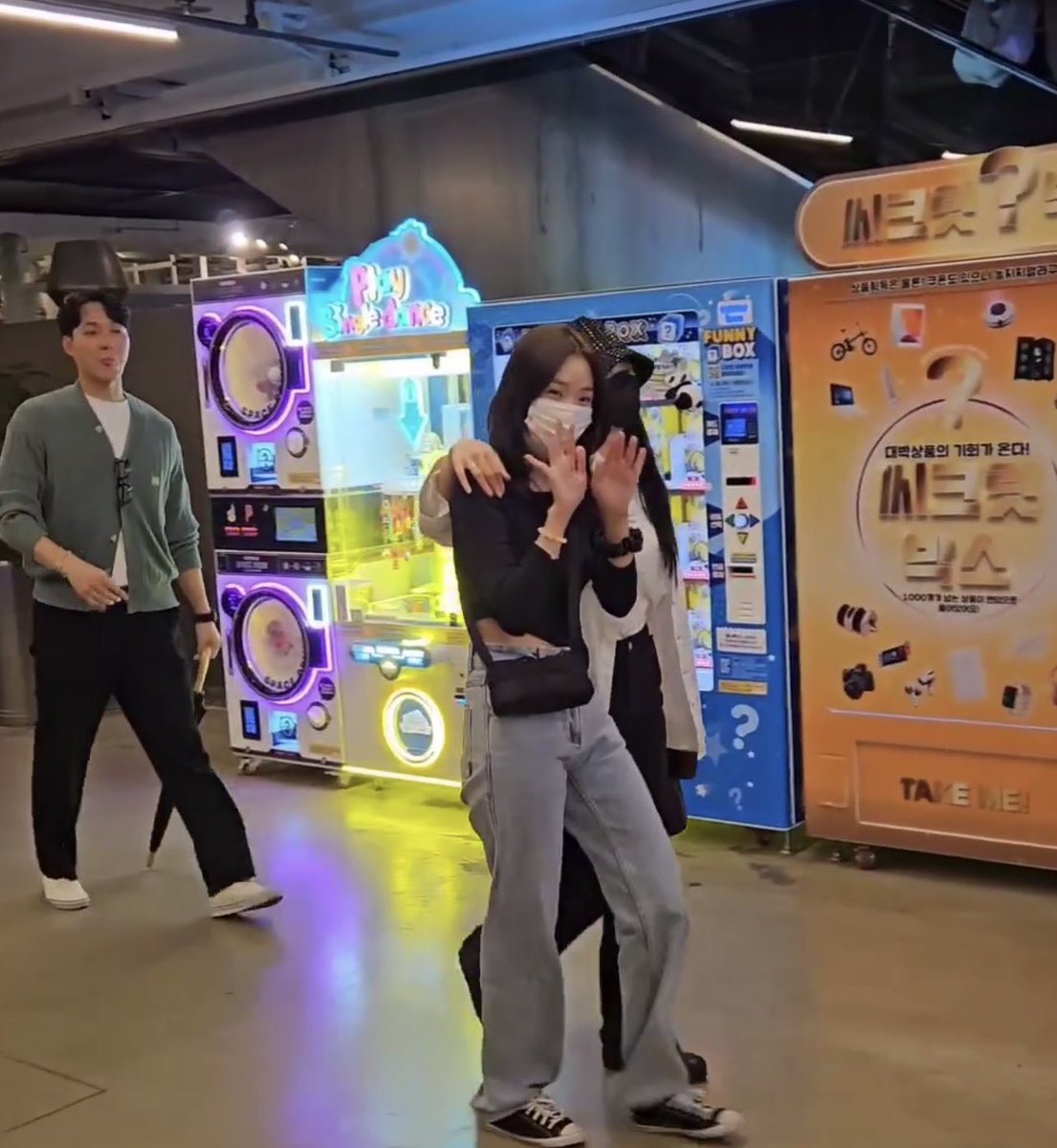 uriyoojungie's tweet photo. fffsss if we’re being real, she’s way more clingy to many unnies instead of those oppars lol…. youjung is the ultimate unnies collector, they literally adore her so much😭 https://t.co/Zp5zifVgw6