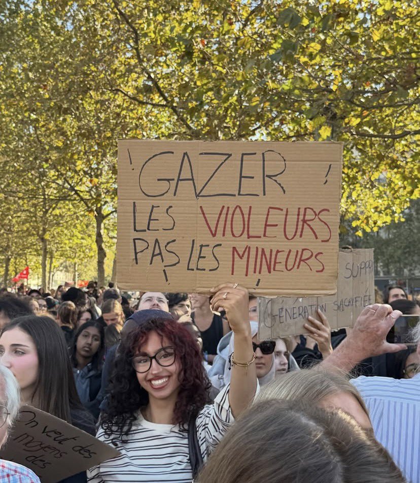 siuzxy's tweet photo. le concept des pancartes j’vous en supplie continuez https://t.co/u3hyt8Ri6H