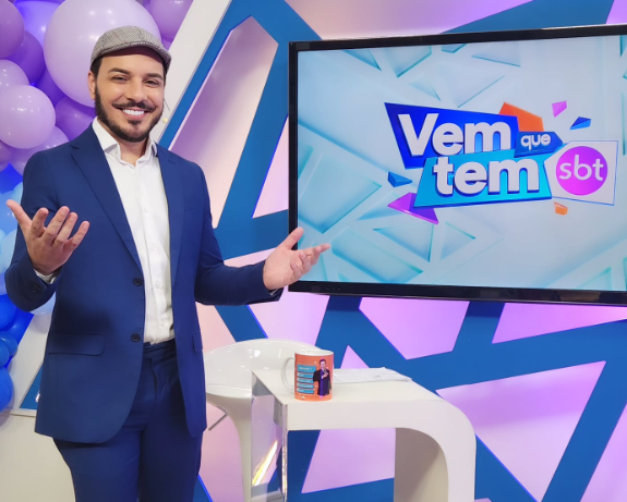 silvinhotv's tweet photo. 🚨💣 SUCATEAMENTO: a direção regional do SBT decidiu demitir Thiago Frank e decretou o fim do #VemQueTem.
A atração era um respiro para as donas de casa na faixa, oferecendo uma alternativa ao Globo Esporte e ao Balanço Geral.
No lugar do programa, entra o quê? O #Chaves! 🤡 https://t.co/INBhXo9PoU