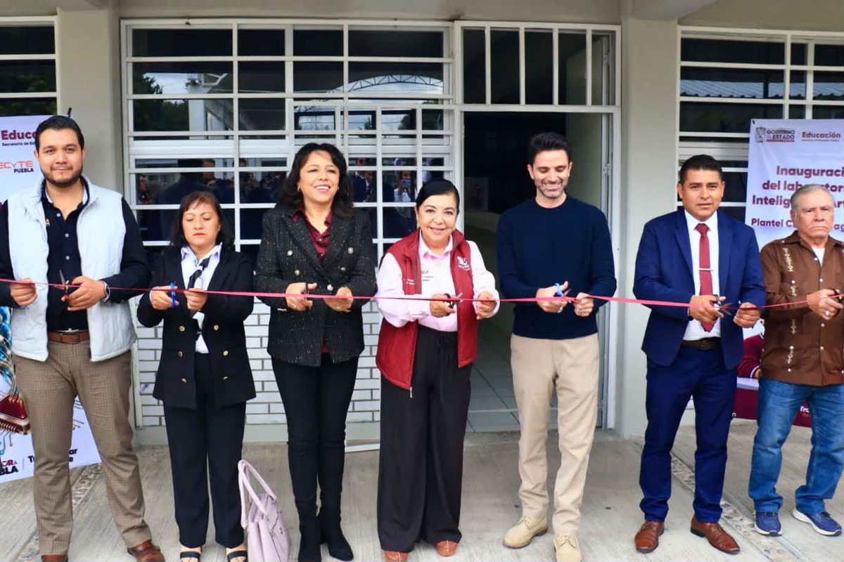 CECyTEPUE's tweet photo. 🤖En el @CECyTEMagdalena inauguramos el primer Laboratorio de Inteligencia Artificial de CECyTE Puebla, un espacio para que nuestras y nuestros estudiantes desarrollen nuevas habilidades, proyectos e ideas. 🚀🧠

#CECYTEPuebla #HazloEnGrande #PorAmorAPuebla https://t.co/KSamG68wBc