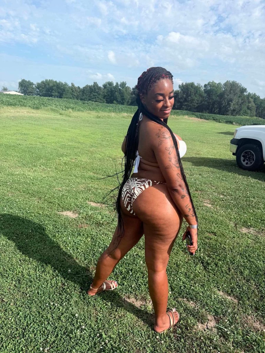 highoffmonaee's tweet photo. go follow my baby !! she with whatever im with 💦💦💰💰💰📲📲 @DaBiggestFat02 https://t.co/ptEbjOwjb9