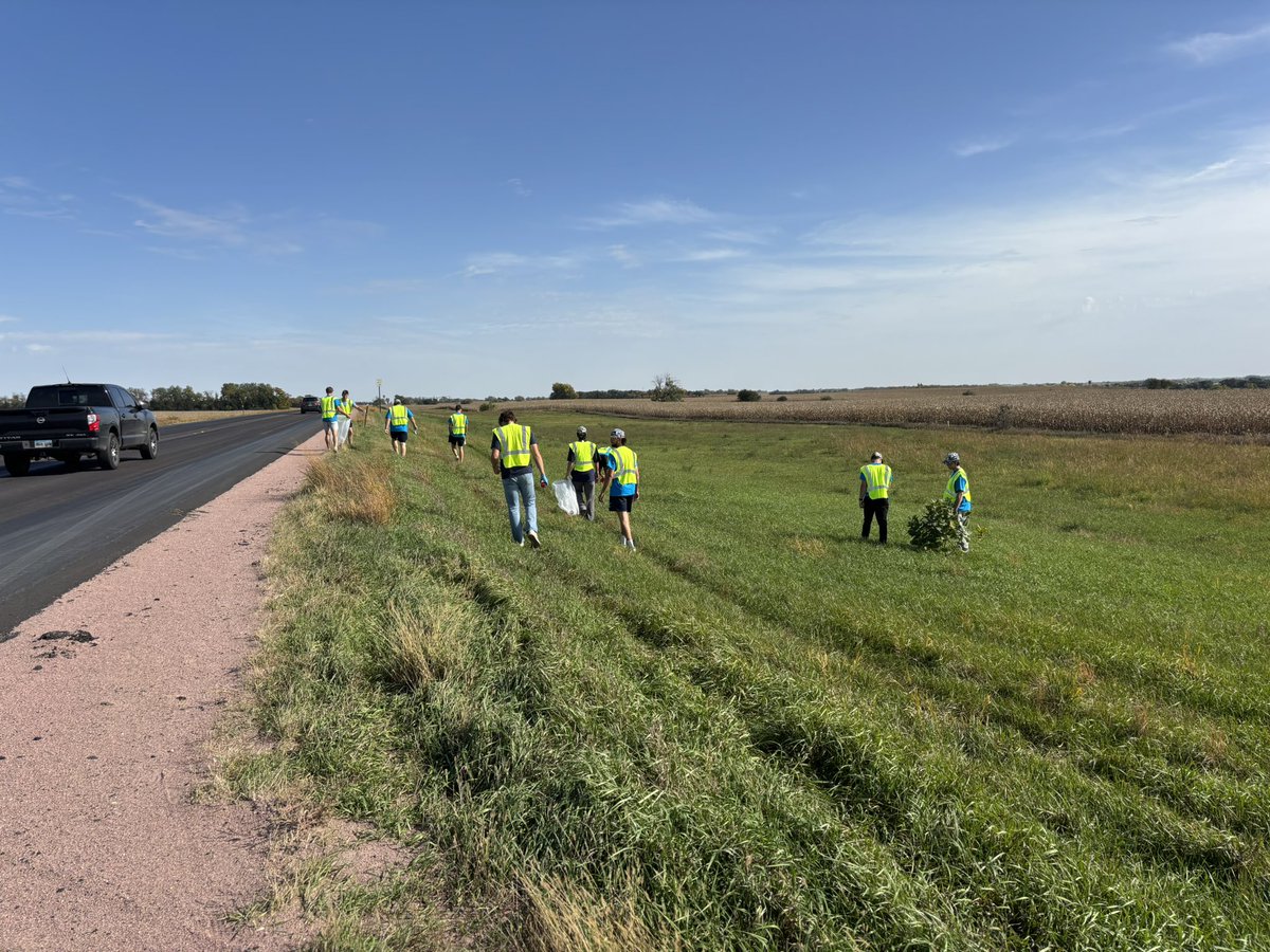 DSU_Baseball_'s tweet photo. Dakota State University Day of Service

We adopted a stretch of Highway 34 east of Madison.

This is the program’s 6th year of taking care of this important entry way into the city of Madison from Interstate 29.

#TrojansGiveBack
#GoTrojans⚔️ https://t.co/9o5LCjUpaM