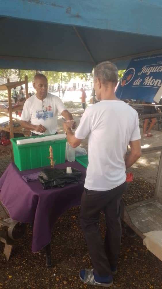 delgado_la73466's tweet photo. Continuamos en el barrio #JesúsMaría, desde bien temprano en la implementación del movimiento popular participativo #MiBarrioPorLaPatria, junto a la red de comercio del municipio, atendemos a vulnerables con precios accesibles.
#50AñosAMPP
#PoderDelPueblo https://t.co/0NPxWiSJCe