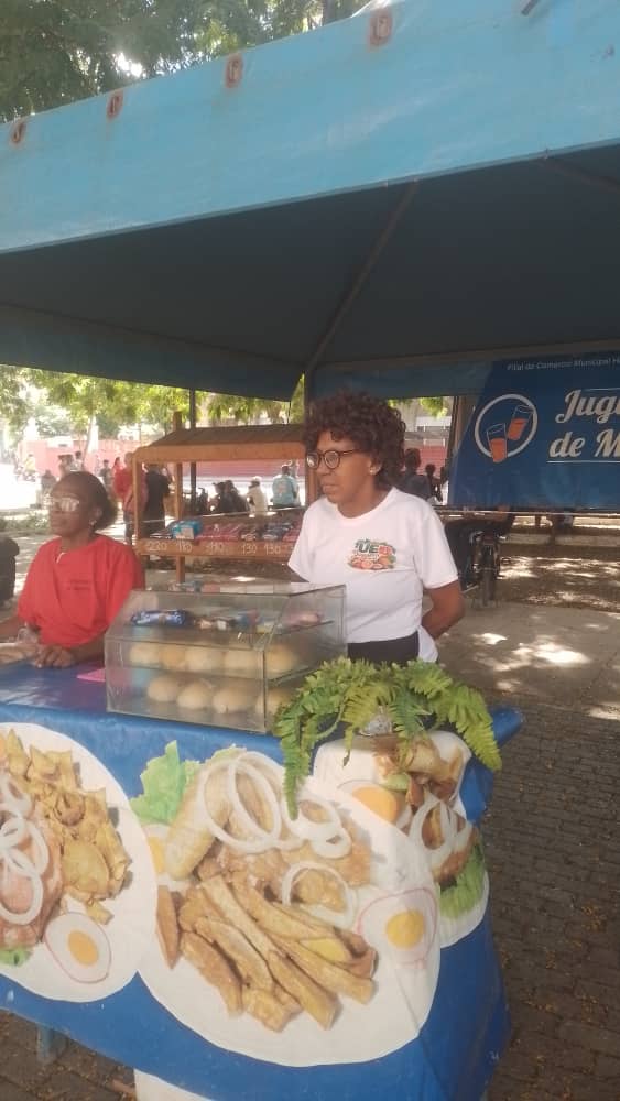 delgado_la73466's tweet photo. Continuamos en el barrio #JesúsMaría, desde bien temprano en la implementación del movimiento popular participativo #MiBarrioPorLaPatria, junto a la red de comercio del municipio, atendemos a vulnerables con precios accesibles.
#50AñosAMPP
#PoderDelPueblo https://t.co/0NPxWiSJCe