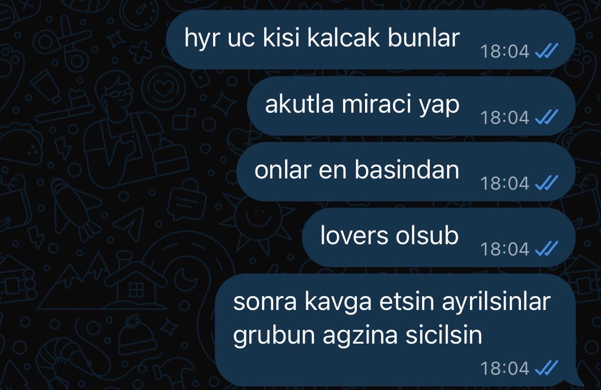 zerasvers's tweet photo. bi fic vardi hepsinin iliskisi cok safeti asla birbirine bagirmiyolar pamuk gibi davraniyolardi

en onde biz https://t.co/8N1zbO0fxh