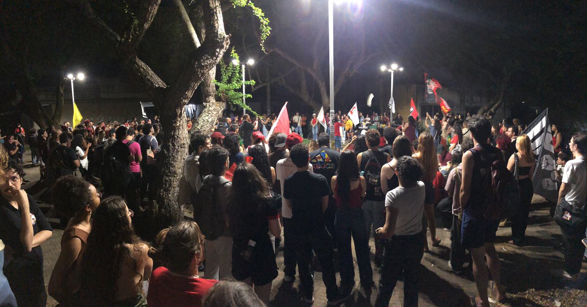 raenocam's tweet photo. AGORA: Estudantes da UFRN se reunem em ato contra a ascensão do fascismo no Brasil 🚩 https://t.co/FiPcH7jTyT