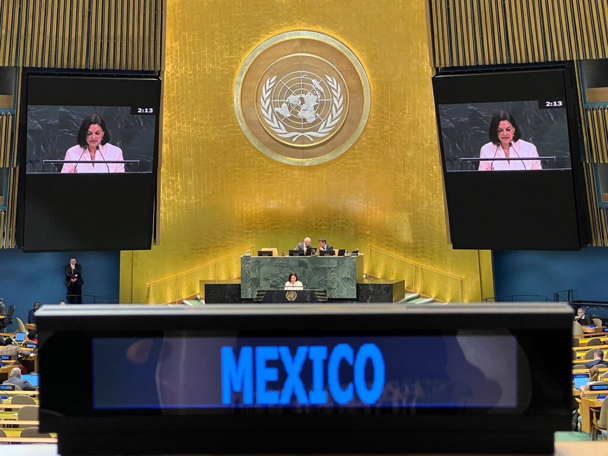 MexOnu's tweet photo. Durante debate para revitalizar la Asamblea General 🇺🇳, México:
🔹Reafirmó compromiso para fortalecer la AGONU
🔹Subrayó importancia de restringir uso del veto del CSONU
🔹Llamó a consolidar mandatos en beneficio de personas 
🔹Reconoció avances en selección de Secretaría General https://t.co/KNdAVw40LU