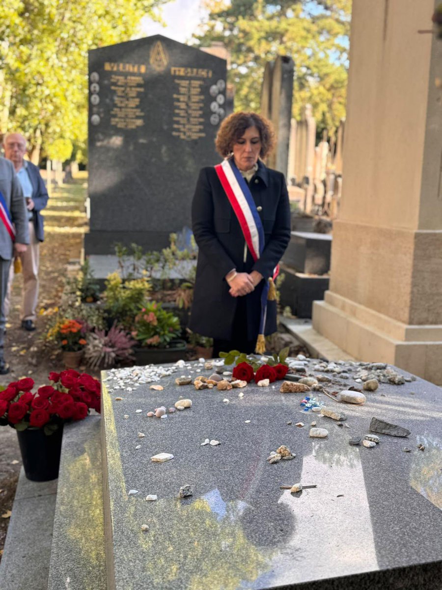 AzzazNadege's tweet photo. 🌹 Hommage émouvant à Robert Badinter en présence du Président François Hollande 

Il y a un an, le Grand Robert Badinter entrait au Panthéon.

Sa tombe était honteusement profanée au cimetière parisien de Bagneux. 
Nous nous sommes promis de fleurir tous les ans sa tombe pour nous rappeler ce qu’il représente pour nous : un phare dans notre Démocratie vacillante, un Humaniste d’une rectitude infinie, d’une élégance absolue, un Mensch qui nous manque à chaque instant.

Le Président @fhollande nous a fait l’extrême honneur d’être présent à notre côté pour cet hommage ainsi que @PatrickKanner président de notre groupe socialiste au Sénat, @AminMbarki membre de la direction nationale @partisocialiste 🌹, notre Premier fédéral @BriceGaillard , madame la Maire de Fontenay @Pauline_LeFur, @jsaddierESS Maire adjoint de Nanterre et de nombreux élus et camarades du 92.

Merci pour votre présence nombreuse et cet hommage pour celui dont le souvenir nous permettra indéfectiblement de ne jamais céder aux passions tristes de l’époque🌹