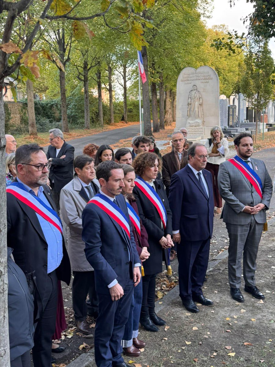 AzzazNadege's tweet photo. 🌹 Hommage émouvant à Robert Badinter en présence du Président François Hollande 

Il y a un an, le Grand Robert Badinter entrait au Panthéon.

Sa tombe était honteusement profanée au cimetière parisien de Bagneux. 
Nous nous sommes promis de fleurir tous les ans sa tombe pour nous rappeler ce qu’il représente pour nous : un phare dans notre Démocratie vacillante, un Humaniste d’une rectitude infinie, d’une élégance absolue, un Mensch qui nous manque à chaque instant.

Le Président @fhollande nous a fait l’extrême honneur d’être présent à notre côté pour cet hommage ainsi que @PatrickKanner président de notre groupe socialiste au Sénat, @AminMbarki membre de la direction nationale @partisocialiste 🌹, notre Premier fédéral @BriceGaillard , madame la Maire de Fontenay @Pauline_LeFur, @jsaddierESS Maire adjoint de Nanterre et de nombreux élus et camarades du 92.

Merci pour votre présence nombreuse et cet hommage pour celui dont le souvenir nous permettra indéfectiblement de ne jamais céder aux passions tristes de l’époque🌹