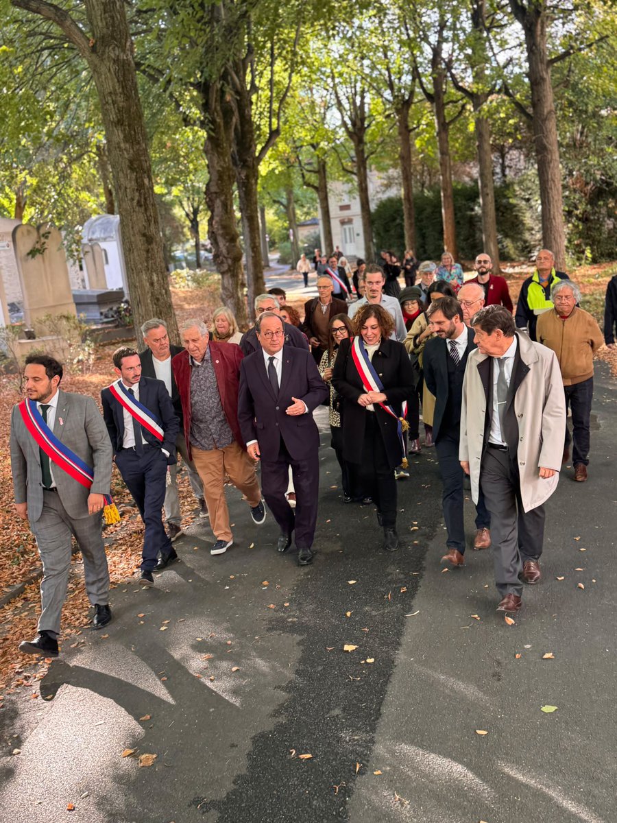 AzzazNadege's tweet photo. 🌹 Hommage émouvant à Robert Badinter en présence du Président François Hollande 

Il y a un an, le Grand Robert Badinter entrait au Panthéon.

Sa tombe était honteusement profanée au cimetière parisien de Bagneux. 
Nous nous sommes promis de fleurir tous les ans sa tombe pour nous rappeler ce qu’il représente pour nous : un phare dans notre Démocratie vacillante, un Humaniste d’une rectitude infinie, d’une élégance absolue, un Mensch qui nous manque à chaque instant.

Le Président @fhollande nous a fait l’extrême honneur d’être présent à notre côté pour cet hommage ainsi que @PatrickKanner président de notre groupe socialiste au Sénat, @AminMbarki membre de la direction nationale @partisocialiste 🌹, notre Premier fédéral @BriceGaillard , madame la Maire de Fontenay @Pauline_LeFur, @jsaddierESS Maire adjoint de Nanterre et de nombreux élus et camarades du 92.

Merci pour votre présence nombreuse et cet hommage pour celui dont le souvenir nous permettra indéfectiblement de ne jamais céder aux passions tristes de l’époque🌹