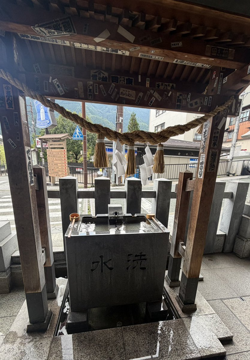 star6666666s's tweet photo. 下呂温泉神社
下呂温泉街のビルの一角にある神社。
無人の小さな神社で社務所はなく御朱印もなさそう。
熱めのお湯が出ていて水と思って触るとアチってなったよ。
#夏旅2026 #下呂温泉神社 https://t.co/IxoEKmfhjX