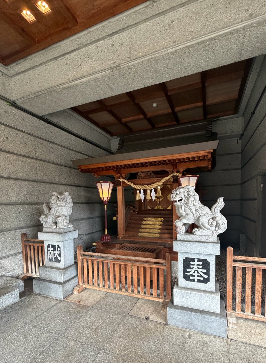 star6666666s's tweet photo. 下呂温泉神社
下呂温泉街のビルの一角にある神社。
無人の小さな神社で社務所はなく御朱印もなさそう。
熱めのお湯が出ていて水と思って触るとアチってなったよ。
#夏旅2026 #下呂温泉神社 https://t.co/IxoEKmfhjX