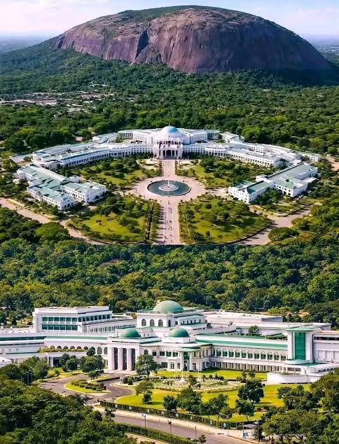 Rise_Forge's tweet photo. Frame 1: Nigeria’s Aso Rock Presidential Villa.

Frame 2: the White House, the home & office of the President of the United States.

Frame 3: Московский Кремль, the Moscow Kremlin. The president of Russia

Frame 4: 中南海, Zhongnanhai, China’s seat of power in Beijing.

Which is the best presidential villa of these four?