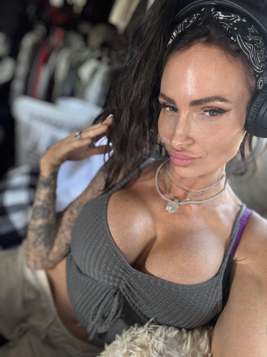 jaidennlaurent's tweet photo. @BIGGESTbestTITS @Bimboficatorxxx @plastic_ms @TheBoobHound !!!! https://t.co/2bcUMQvgAN