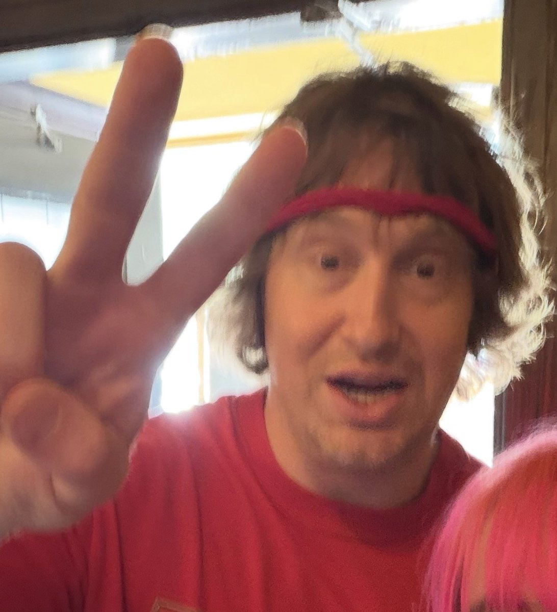 toensures's tweet photo. really pushing the boundries of what can be considered a headband https://t.co/wP9yLJhkUx