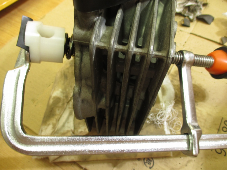 audiouno's tweet photo. プラで現物合わせで作ったバルブコンプレッサーで外してやっとオイルシールにたどり着いた。
これがオイル下がりを起こしていると予想してたが、割れは無い。リップ部が摩耗してる感じと外すときに硬化している感じがあった。バルブガイド圧入部にOリングが隠れてるようだが、交換のリスクが高すぎる。 https://t.co/vQNuz20CDc