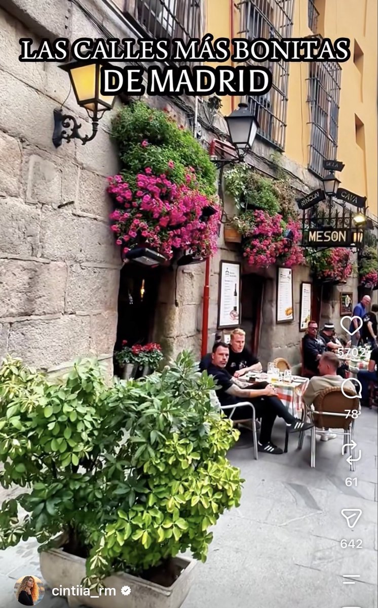 AroomsAv's tweet photo. Da un paseo por las calles más bonitas de Madrid 
https://t.co/98rXcTouV0 https://t.co/W2P8r0jPNi