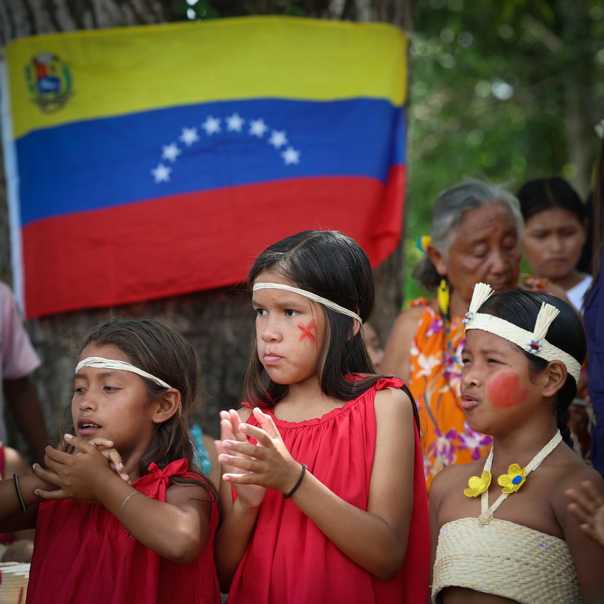 LarryDevoe's tweet photo. Nos fuimos de la comunidad indígena Yakerawitu, en el estado Delta Amacuro, con el corazón lleno y recargados de sabiduría ancestral.

Estar allí, debajo de la sombra de sus árboles y escuchando sus realidades, es indispensable para el proceso de Consulta Nacional sobre sobre la Reforma de la Justicia Penal que impulsamos en todo el país. 

Una reforma penal no se diseña desde una oficina. Se construye en el territorio, escuchando a todas y todos, sin exclusiones. Las comunidades indígenas nos enseñan que existen formas distintas e integrales de resolver conflictos donde el encierro no es la única respuesta.

Debemos garantizar el respeto tanto a la jurisdicción especial indígena como a sus derechos dentro del sistema ordinario. 

Buscamos una justicia humana, justa y cercana, donde la igualdad no se quede en el texto de la ley, sino que se practique a diario, tal como lo proyectó el Libertador en Angostura.

Gracias a la comunidad Yakerawitu por recibirnos  y enseñarnos el camino. 

¡Seguimos en el territorio!

#Yakerawitu #Venezuela #ConsultaNacional #justiciaPenal
