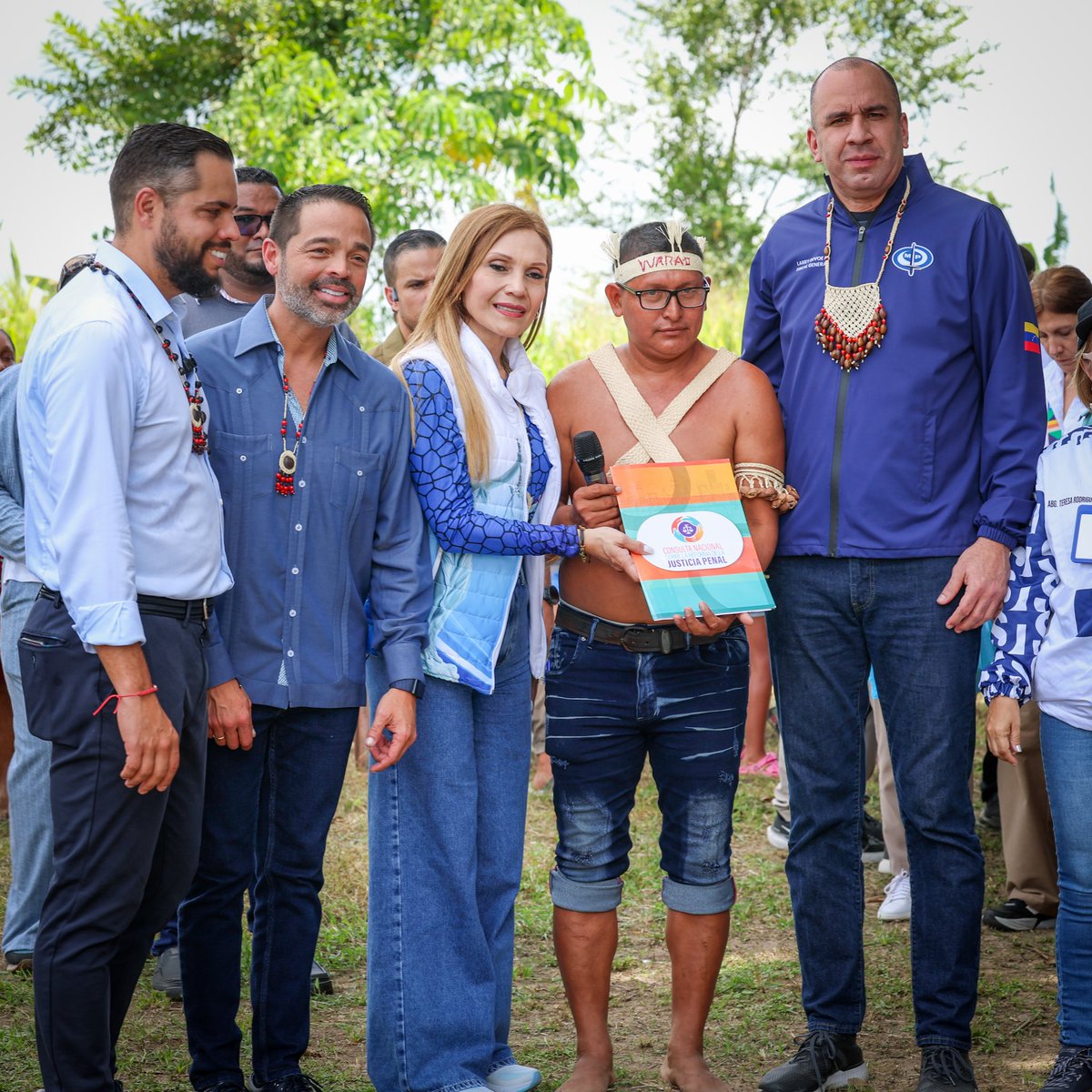 LarryDevoe's tweet photo. Nos fuimos de la comunidad indígena Yakerawitu, en el estado Delta Amacuro, con el corazón lleno y recargados de sabiduría ancestral.

Estar allí, debajo de la sombra de sus árboles y escuchando sus realidades, es indispensable para el proceso de Consulta Nacional sobre sobre la Reforma de la Justicia Penal que impulsamos en todo el país. 

Una reforma penal no se diseña desde una oficina. Se construye en el territorio, escuchando a todas y todos, sin exclusiones. Las comunidades indígenas nos enseñan que existen formas distintas e integrales de resolver conflictos donde el encierro no es la única respuesta.

Debemos garantizar el respeto tanto a la jurisdicción especial indígena como a sus derechos dentro del sistema ordinario. 

Buscamos una justicia humana, justa y cercana, donde la igualdad no se quede en el texto de la ley, sino que se practique a diario, tal como lo proyectó el Libertador en Angostura.

Gracias a la comunidad Yakerawitu por recibirnos  y enseñarnos el camino. 

¡Seguimos en el territorio!

#Yakerawitu #Venezuela #ConsultaNacional #justiciaPenal