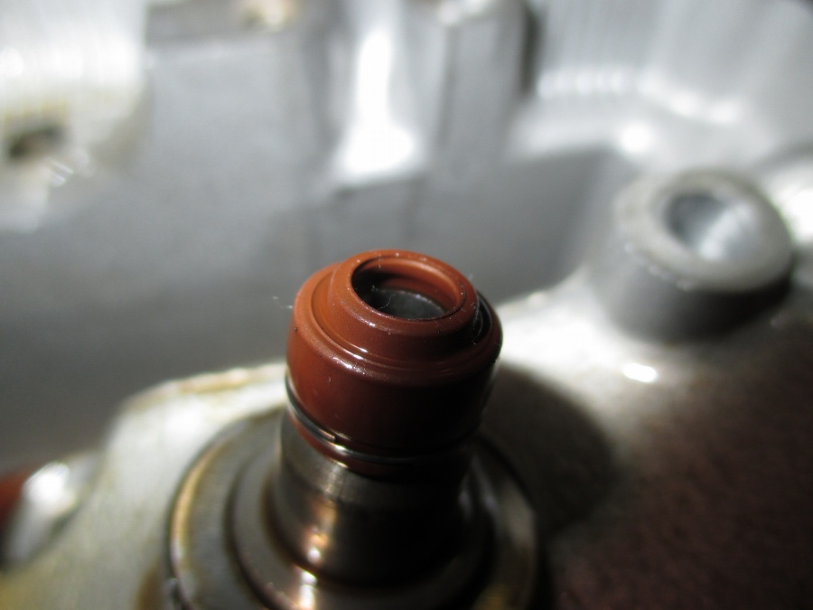 audiouno's tweet photo. プラで現物合わせで作ったバルブコンプレッサーで外してやっとオイルシールにたどり着いた。
これがオイル下がりを起こしていると予想してたが、割れは無い。リップ部が摩耗してる感じと外すときに硬化している感じがあった。バルブガイド圧入部にOリングが隠れてるようだが、交換のリスクが高すぎる。 https://t.co/vQNuz20CDc
