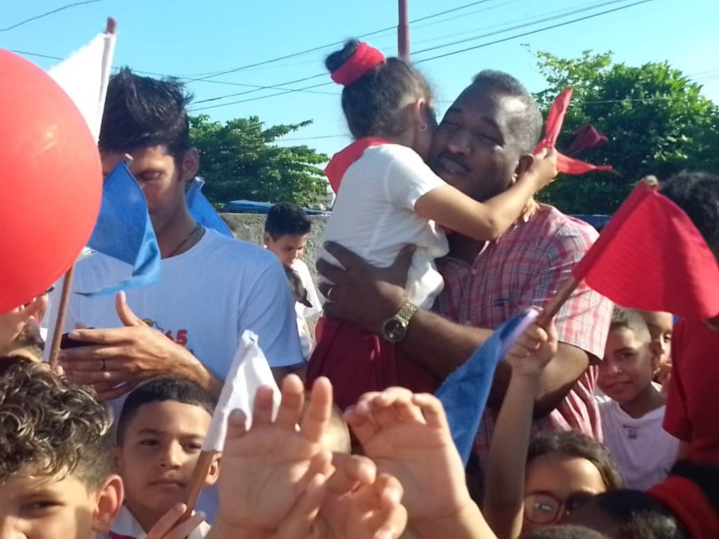 TecnolEducatCmg's tweet photo. Sobre los hombros de los niños y niñas que hoy recibieron su atributo pioneril descansa el futuro de la patria. Los #EducadoresCamagueyanos trabajamos en su formación, consciente de que #CubaVa.
@CubaMined @dpecamaguey 
@DayamiGaliano https://t.co/bOO713vZPc