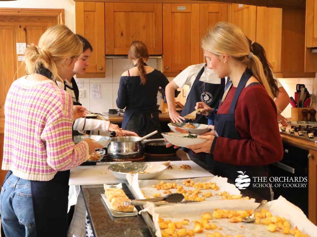 OrchardsCookery's tweet photo. From tender Stuffed Chicken and fresh Smoked Salmon &amp; Prawn Meli Melo at lunchtime, to some seriously creative novelty cakes this afternoon - our Chalet Cooks have been busy! 👩‍🍳🍰 https://t.co/elmn52kEXL