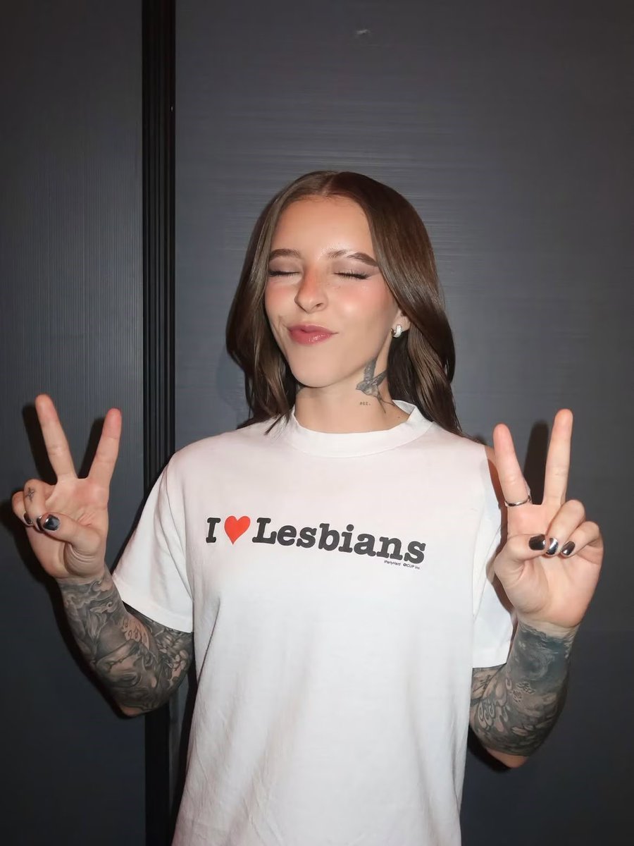 6B_4T_GSL's tweet photo. Happy international lesbian day to Latin gold star lesbian artist, Young Miko https://t.co/4sFGf7MCr0