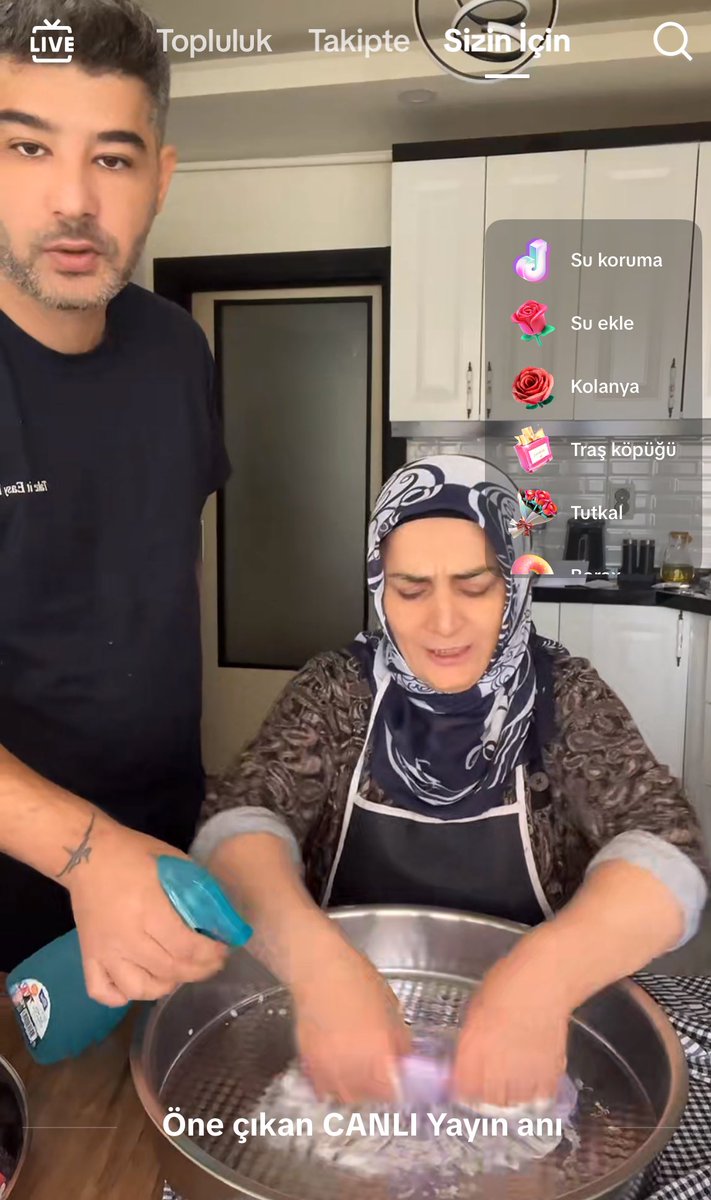 hulusibelki's tweet photo. tolga akış slime yapıyor tiktokta https://t.co/RwBQdesKjd