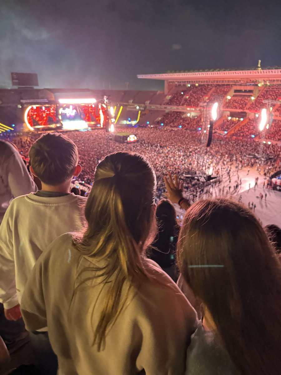 clarapruners's tweet photo. Sortint del concert d’@OquesGrasses a Montjuïc i l’emoció d’estar entre una riuada de gent on tothom parla català és indescriptible. L’emoció dels meus fills ententent-ho tot. Hi ha partit 🫡 https://t.co/lenSDEigIz