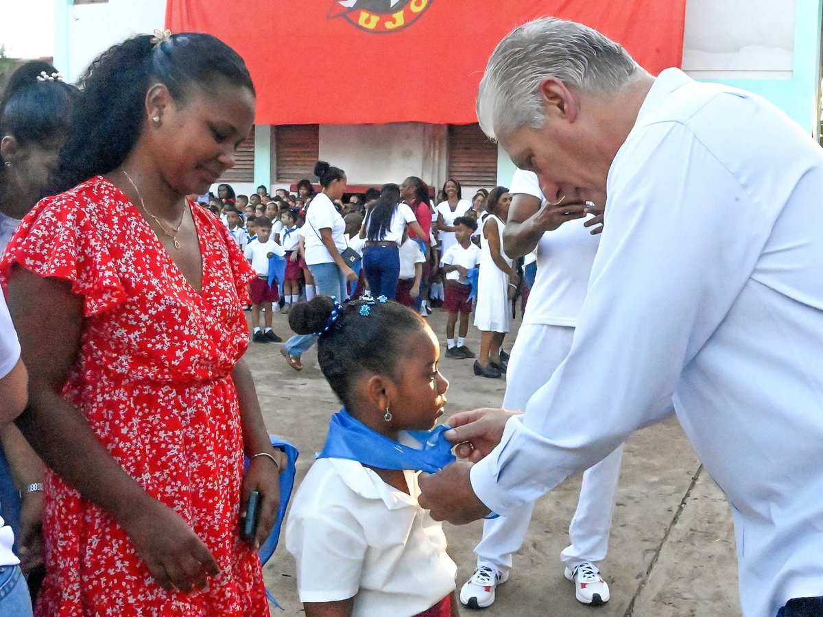 PartidoPCC's tweet photo. El Primer Secretario del Comité Central del Partido y Presidente de la República @DiazCanelB acompañó a los niños de la hermosa escuela Fabricio Ojeda, del capitalino reparto Camilo Cienfuegos, en la emotiva ceremonia de ingreso a la Organización de Pioneros José Martí, con la cual se marca el inicio de la formación pioneril en Cuba.

 Junto a los familiares de los niños y los miembros del Buró Político Manuel Marrero Cruz, primer ministro, y @DrRobertoMOjeda , secretario de Organización del Comité Central, y la ministra de Educación, Naima Trujillo, el Jefe de Estado compartió con los pioneros y sus maestros.