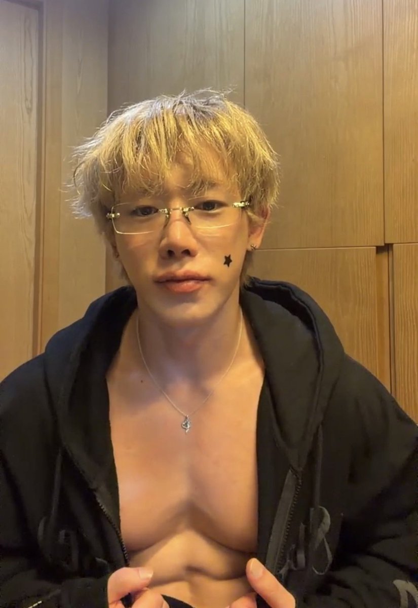 IsahonnieW's tweet photo. Yo colapsando por la foto de Bangchan y luego Wonho hace live y aparece así, meudeus.. https://t.co/9tZXqtUw7h