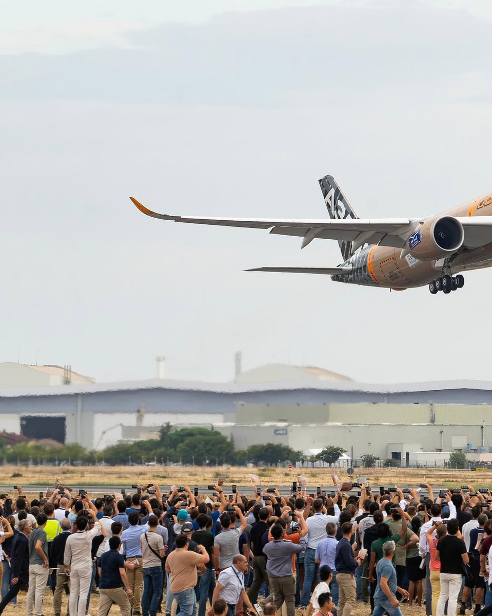 A350Blog's tweet photo. 2️⃣0️⃣2️⃣6️⃣    🅰️3️⃣5️⃣0️⃣

#A350 in September: 0 ordered, 0 cancelled &amp; 3 delivered.

Orderbook: 1624 (95)
Deliveries: 737 (38)
Customers: 69
Backlog: 887
(Acum. 2026)

Deliveries: 
 • 3 -900 (Delta, Lufthansa, Emirates)

📸 Airbus https://t.co/UkU1QphlWn