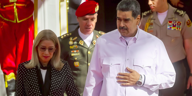 ex_banquera's tweet photo. 🚨 ÚLTIMA HORA

EE.UU. acusa a Maduro y a su esposa Cilia Flores de conspiración para cometer torturas.

La Fiscalía sostiene que Maduro autorizaba detenciones ilegales, ordenaba torturas y llegó a sugerir técnicas para obtener confesiones.

#maduro #venezuela https://t.co/vssDDkrUYE