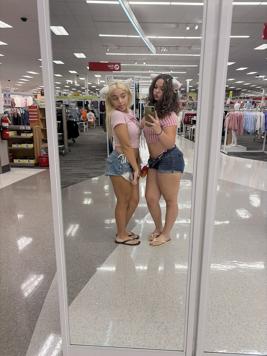 uuufoundnemo's tweet photo. kitty girls @AngelizRodrigu9 https://t.co/qWmtzEOHIo