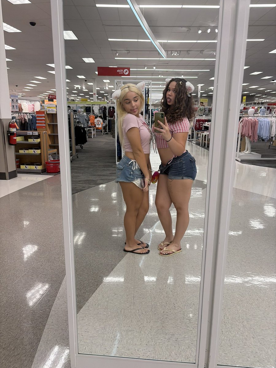 uuufoundnemo's tweet photo. kitty girls @AngelizRodrigu9 https://t.co/qWmtzEOHIo