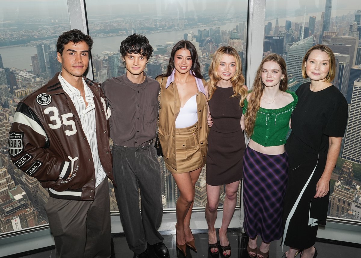 EmpireStateBldg's tweet photo. The cast of CARRIE kicked off spooky season on top of the Empire State Building Observation Deck.

🎟️ Plan your visit: https://t.co/NswXaEUwr7 https://t.co/vDcKHRDU2w