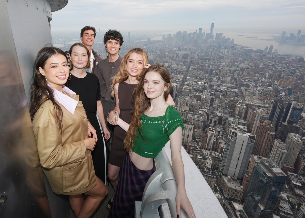 EmpireStateBldg's tweet photo. The cast of CARRIE kicked off spooky season on top of the Empire State Building Observation Deck.

🎟️ Plan your visit: https://t.co/NswXaEUwr7 https://t.co/vDcKHRDU2w
