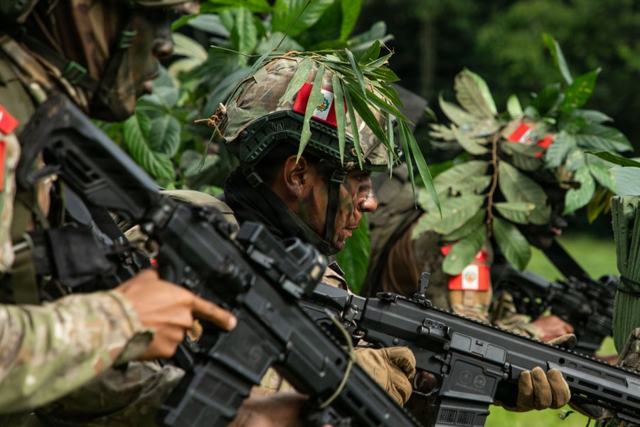 USAenEspanol's tweet photo. .@Southcom: Soldados del Ejército del Perú se desplazan durante el entrenamiento Southern Vanguard 26 en Sauce, Perú.

#SouthernVanguard26 fortaleció la preparación, la interoperabilidad y la seguridad regional a través del entrenamiento combinado con las fuerzas de EE.UU., Perú, Argentina y Chile. Este ejercicio reunió a 400 combatientes para ejecutar un adiestramiento que simuló contingencias del mundo real en el complejo terreno de la Amazonía.