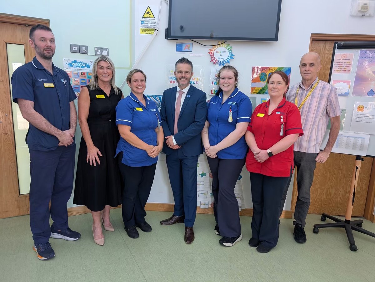 Jennieglee's tweet photo. Delighted to host our Health Minister @RobbieButlerMLA at Bluestone @SouthernHSCT. A valuable opportunity to highlight the excellent work taking place across our wards and recognise the dedication and commitment of our amazing staff 💙 #TeamSHSCT #WeAreBluestone https://t.co/vjqy8s4fRf