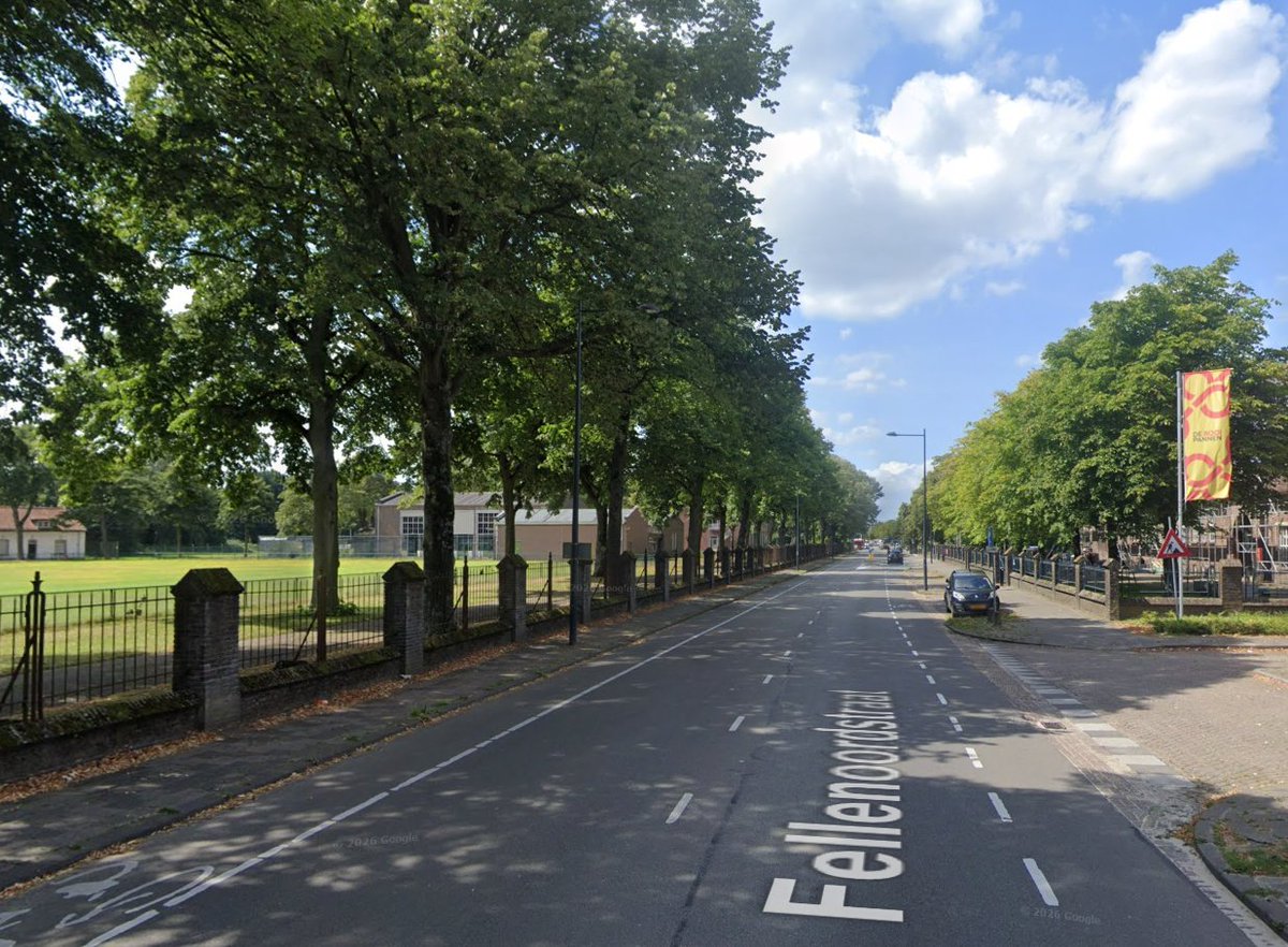 MoordplekkenNL's tweet photo. Bizarre klopjacht in #Breda: Een auto achtervolgde donderdagmiddag een fatbiker. Na een crash (waarbij ook een paaltje, een andere auto en een fietser werden geraakt) volgde een vechtpartij en zijn mogelijk schoten gelost. Eén verdachte is opgepakt.

👉 Lees meer: 🔗 https://t.co/dSQOy52Ek7

#Schietpartij #Fatbike #PolitieBreda #Moordplekken #nieuws