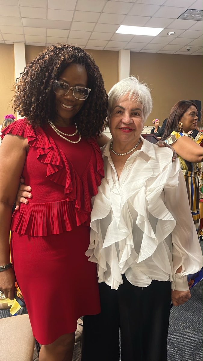 aparlexpa's tweet photo. @epsycampbell en Colón presentando un libro d mujeres afrodescendientes poderosas.
Nuestra presidenta ex HL @OlgalinaQuijada representando a @aparlexpa se hizo presente.
Nuestra asociada @kayraharding recibió reconocimiento con otras personalidades del «#mundoafro femenino https://t.co/mujF3xZZMM