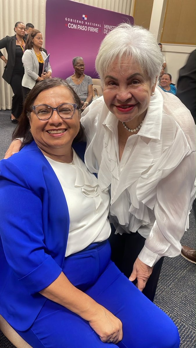 aparlexpa's tweet photo. @epsycampbell en Colón presentando un libro d mujeres afrodescendientes poderosas.
Nuestra presidenta ex HL @OlgalinaQuijada representando a @aparlexpa se hizo presente.
Nuestra asociada @kayraharding recibió reconocimiento con otras personalidades del «#mundoafro femenino https://t.co/mujF3xZZMM