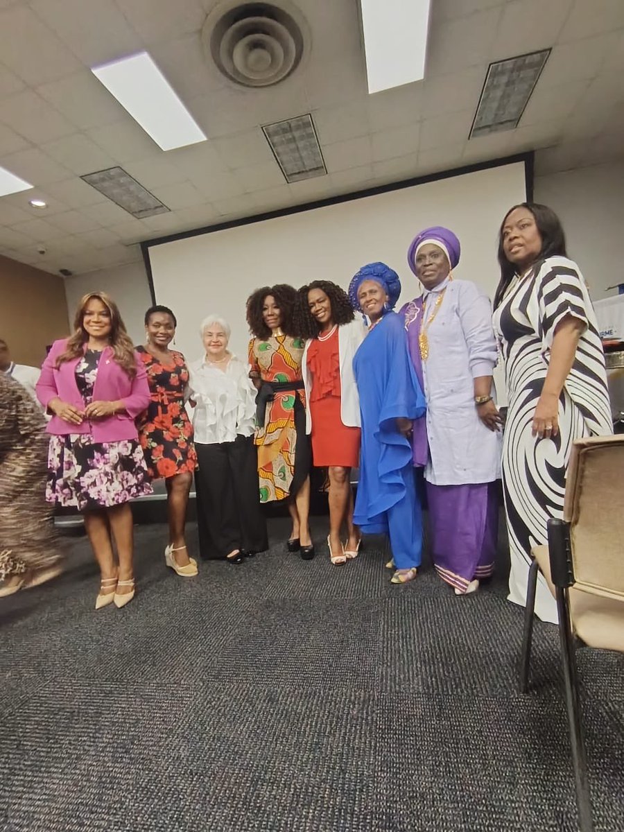aparlexpa's tweet photo. @epsycampbell en Colón presentando un libro d mujeres afrodescendientes poderosas.
Nuestra presidenta ex HL @OlgalinaQuijada representando a @aparlexpa se hizo presente.
Nuestra asociada @kayraharding recibió reconocimiento con otras personalidades del «#mundoafro femenino https://t.co/mujF3xZZMM