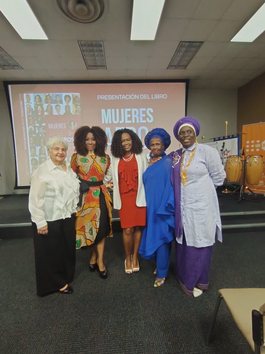 aparlexpa's tweet photo. @epsycampbell en Colón presentando un libro d mujeres afrodescendientes poderosas.
Nuestra presidenta ex HL @OlgalinaQuijada representando a @aparlexpa se hizo presente.
Nuestra asociada @kayraharding recibió reconocimiento con otras personalidades del «#mundoafro femenino https://t.co/mujF3xZZMM