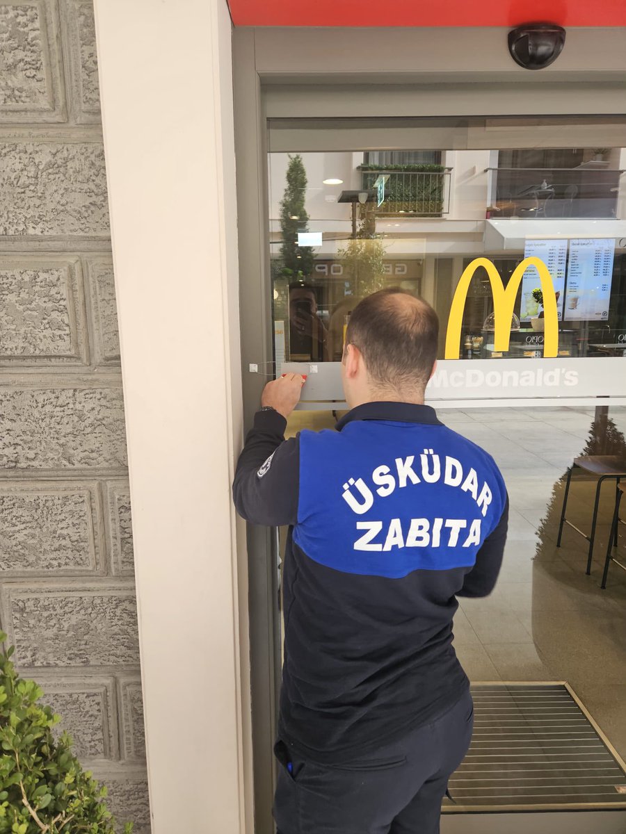 zafersahin06's tweet photo. Şu gündemin yoğunluğunda hak ettiği ilgiyi görmeyen bir haber…

Üsküdar’da vatandaşların tam 1 yıldır protesto ettiği McDonald's şubesi belediye tarafından mühürlendi.

Mühürleme işleminin İsrail’in Gazze’de işlediği insanlık suçlarının miladı olan 7 Ekim’e denk gelmesi anlamlı bir tesadüf  olmuş.

Peki işletme neden mühürlenmiş? 
Mevzuata aykırı durumlar tespit edilmiş de ondan. 
Daha ne olsun.

Tebrikler Üsküdar sakinleri.
Tebrikler Üsküdar Belediyesi.