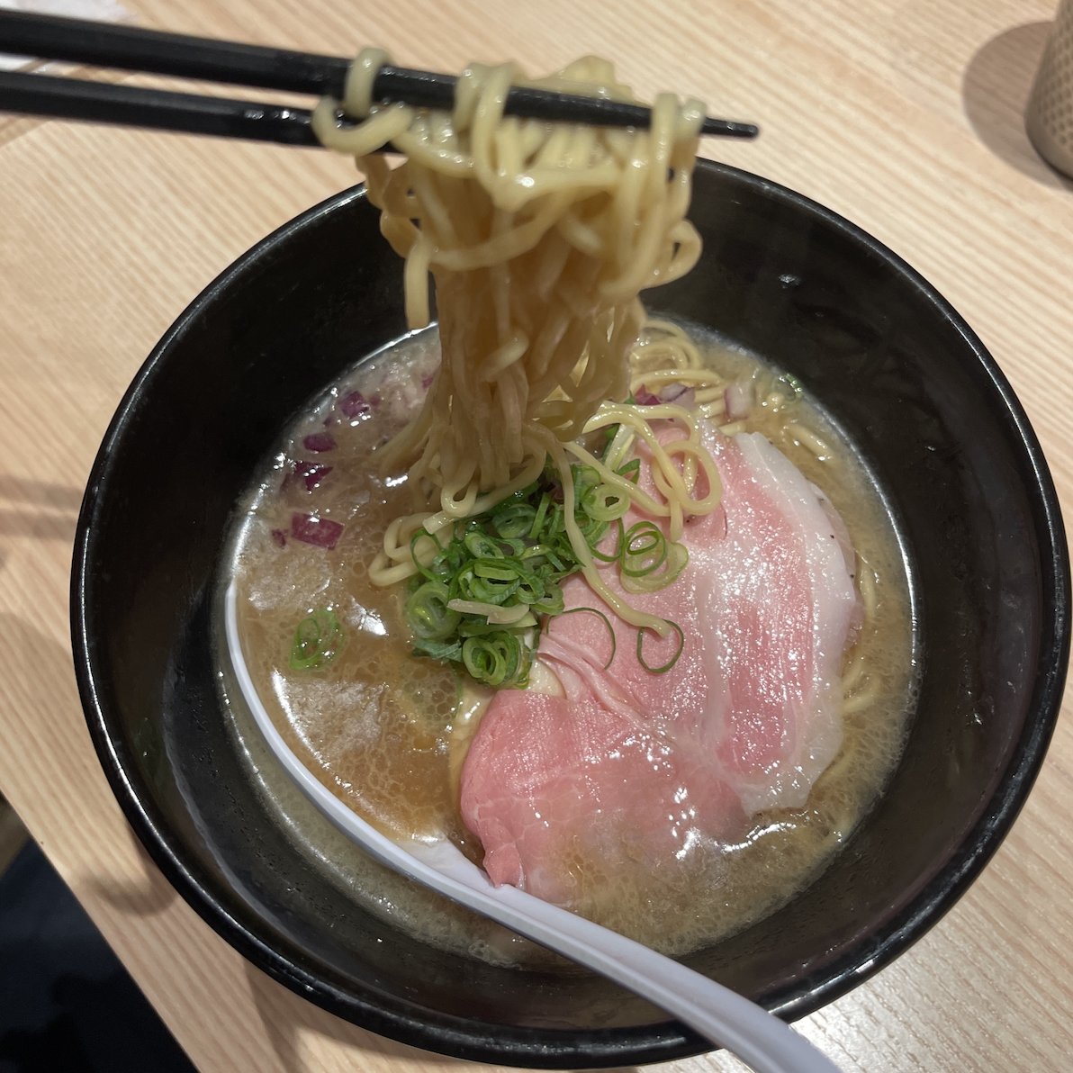 ComeBackDoc's tweet photo. 久々にやらかした
#びぜん亭 映画Ｐ😰

朝まで飲んで🍺からの〆🍜
 酔っててもクセで🍜写真撮るも
どの店か全く思い出せず😱 

#歌舞伎町/貝🐚新店
隣りも🍜店/地下🤔
記憶の断片たどってググると
割とすぐ特定できたぜ❗️🤩
#貝出汁中華そばくらむ
頼んだ１杯は[中華そば 醤油] 

シラフで再訪します😅 https://t.co/wovxHh4B8B