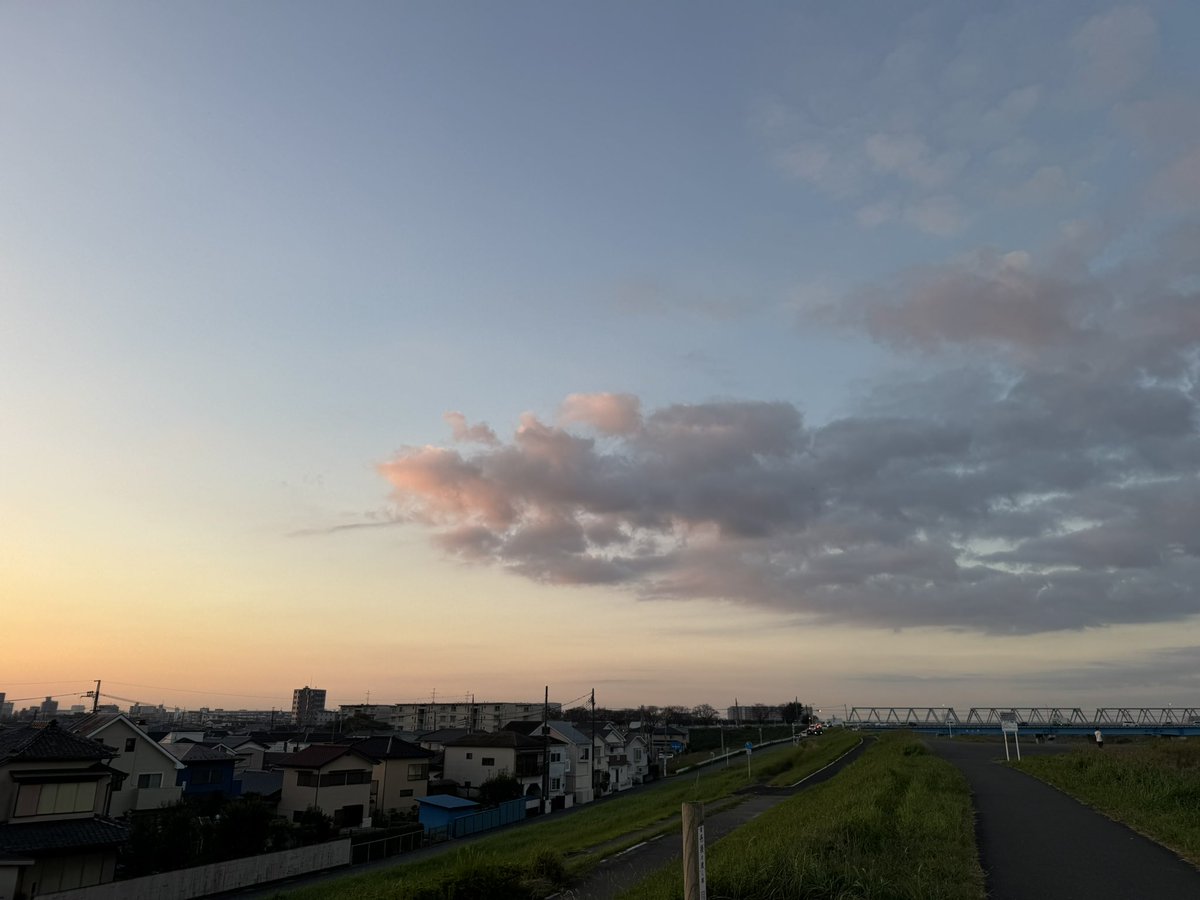 sunsunriko's tweet photo. おはようございます。昨日と同じように動けました。日々、いろいろ動いて疲れますがおかげさまでよく寝てます🤭今朝も気持ちいい朝。感謝。富士山は残念でした。
#朝活
#イマソラ
#空が好き https://t.co/PKTBqprczw