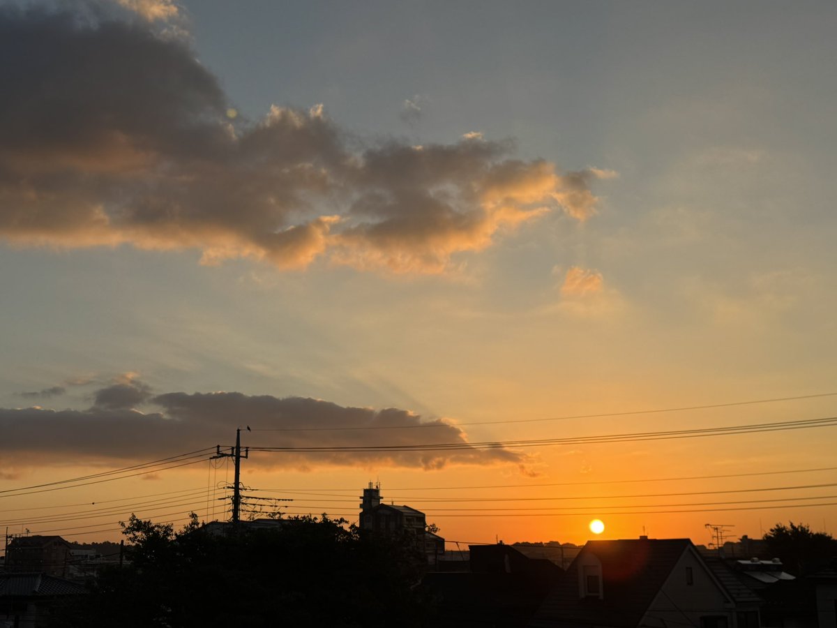 sunsunriko's tweet photo. おはようございます。昨日と同じように動けました。日々、いろいろ動いて疲れますがおかげさまでよく寝てます🤭今朝も気持ちいい朝。感謝。富士山は残念でした。
#朝活
#イマソラ
#空が好き https://t.co/PKTBqprczw