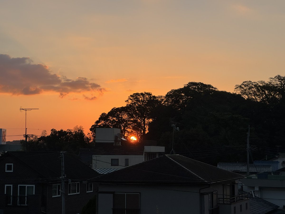sunsunriko's tweet photo. おはようございます。昨日と同じように動けました。日々、いろいろ動いて疲れますがおかげさまでよく寝てます🤭今朝も気持ちいい朝。感謝。富士山は残念でした。
#朝活
#イマソラ
#空が好き https://t.co/PKTBqprczw