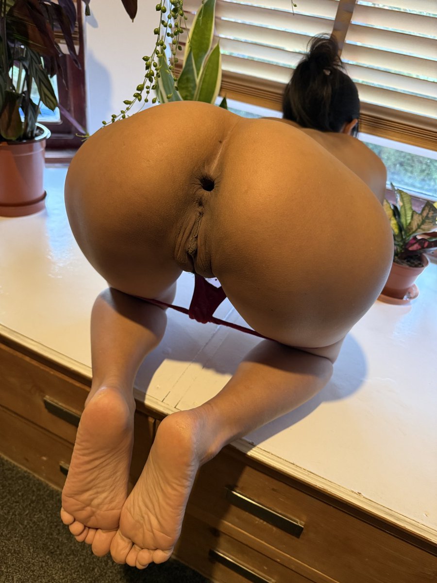 SelinaBlossoms's tweet photo. If I was waiting for you like this what would you do? https://t.co/HJXt7nnH4n